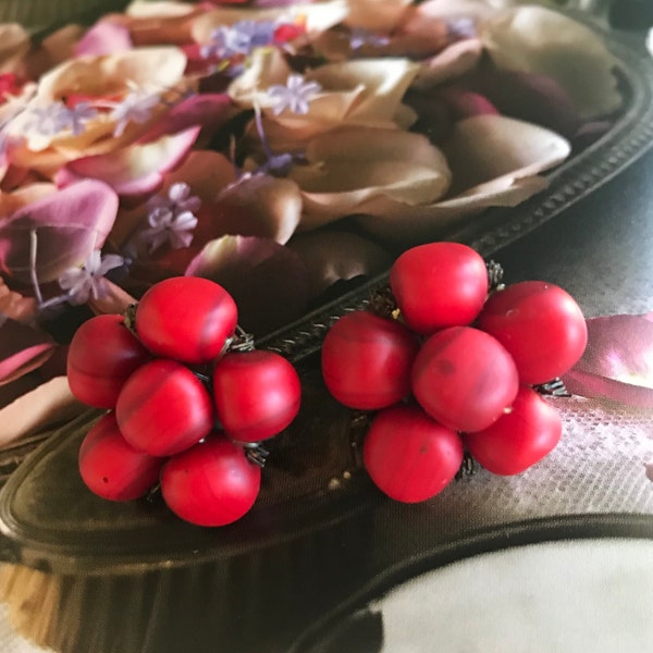 Boucles d’oreilles Red Bead Cluster Signée Italie Made Clip On’s Brass Metal vintage 1940s