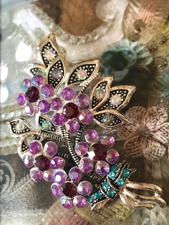 NINA RICCI for Avon Brooch Pin Lavandel Blue Purple