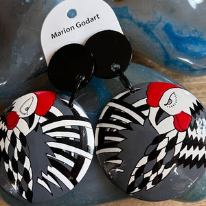MARION GODART Paris Boucles D'Oreilles Coq Dessin Animé Szary Czarny Biały i Czerwony Coco-Wood Rooster Clip-on Kolczyki Francuska biżuteria designerska