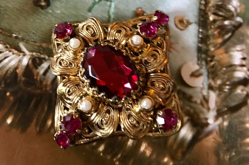 Old European Filigree Brooch Pink Faceted Stone /& Rhinestones Faux Pearl Gold Tone Metal Vintage 1950s