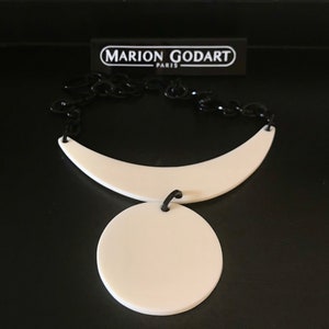 MARION GODART Paris Collier Pendentifs Ivoire Modéle Court Ivory Resin Pendant Necklace French Design Costume Jewelry