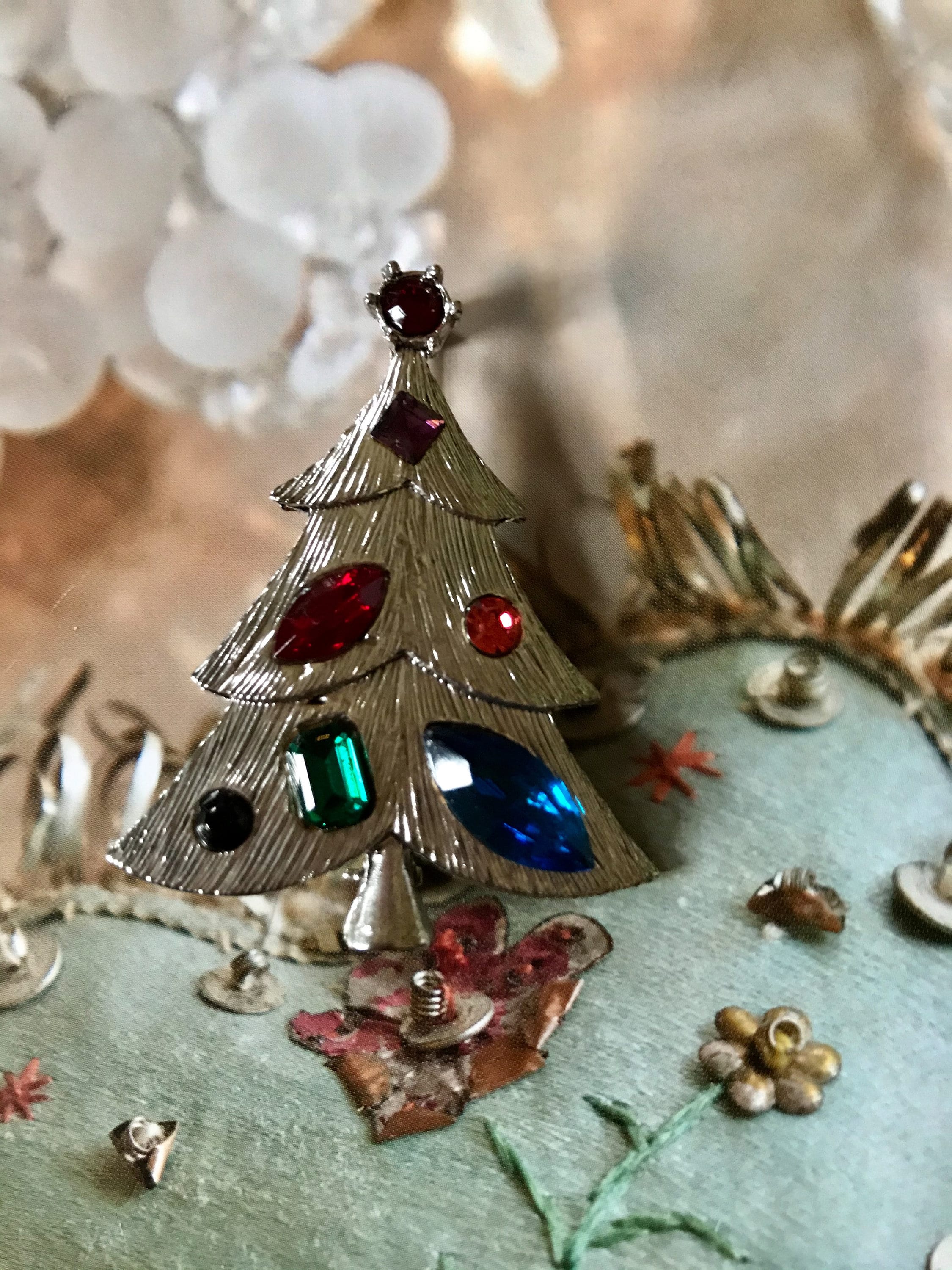 Albert WEISS Signed Rhinestone Christmas Tree Brooch Silver Tone