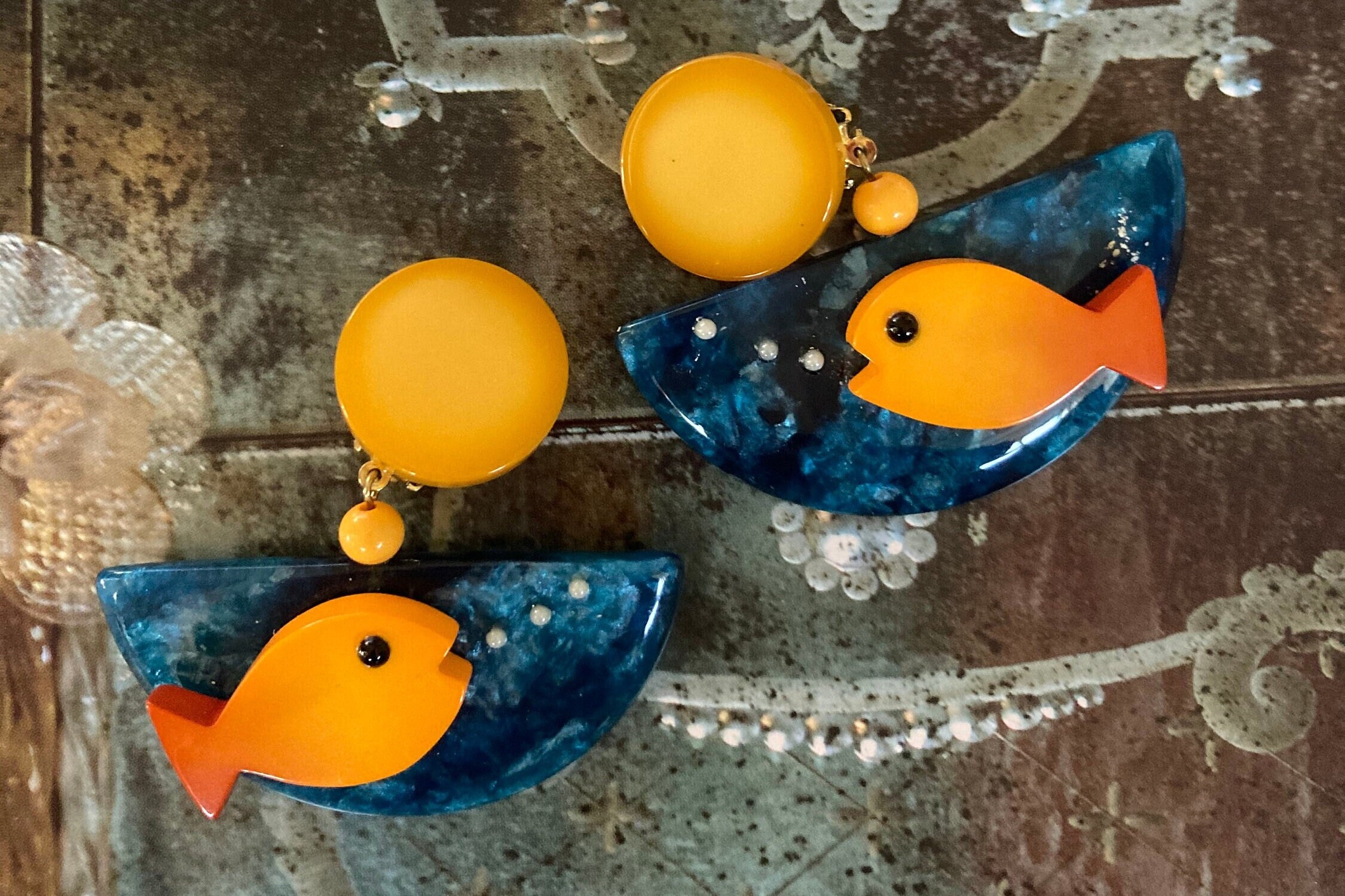 Boucles D'oreilles Clip Doré - Modèle Poisson Avec émail Jaune Bleu Et Pompon - Unique !
