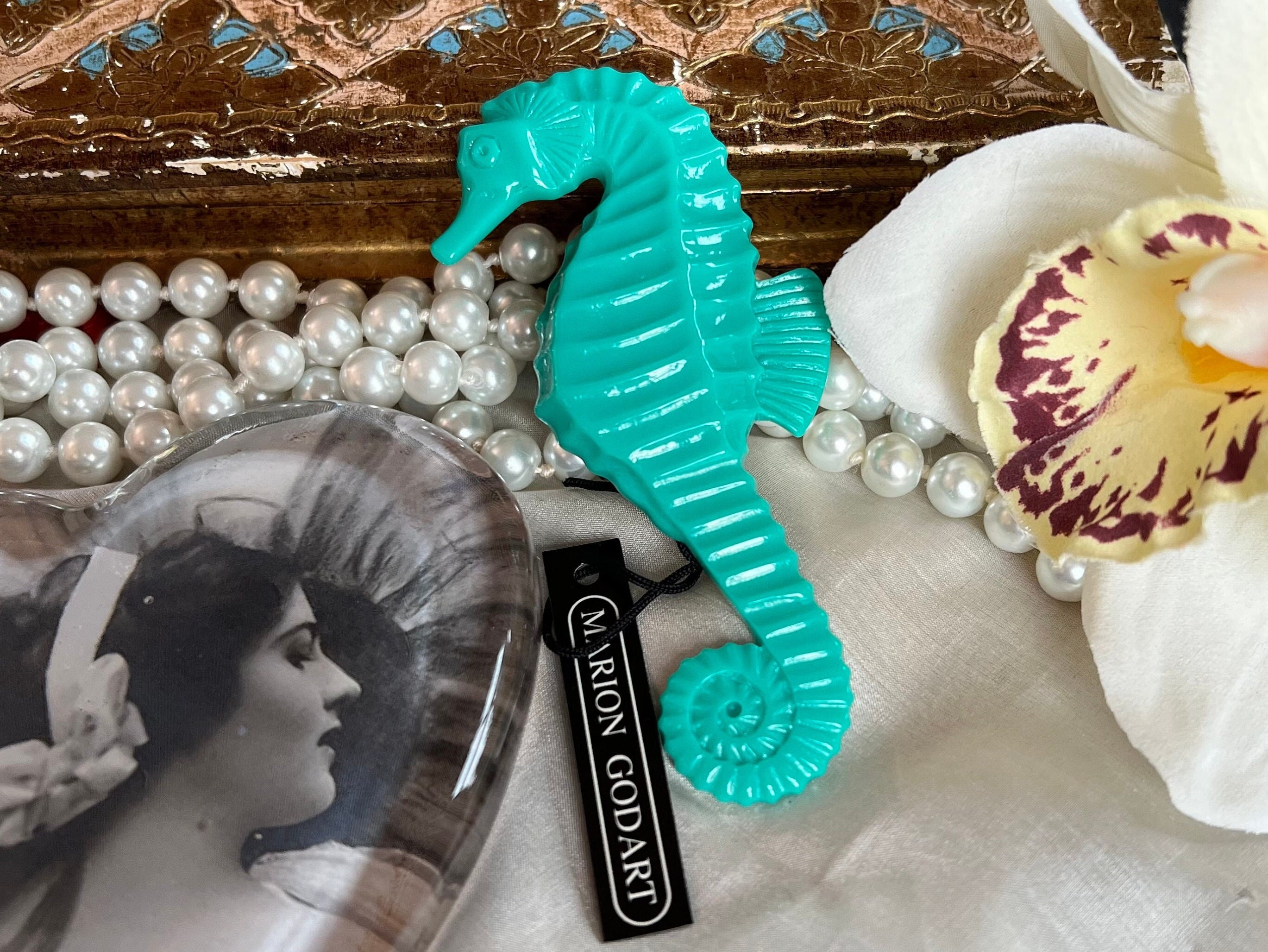 SPILLA CAVALLUCCIO MARINO IN METALLO DORATO E STRASS Anni 60