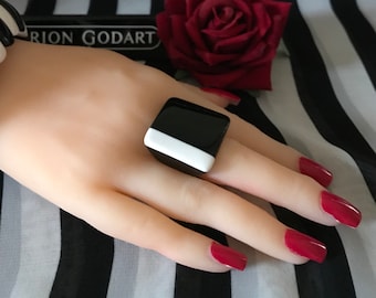 MARION GODART Paris Bague Carré Noir et Blanc Anillo grueso cuadrado de resina dura en blanco y negro Talla 7 1/2 US Joyería de bisutería de diseñador francés