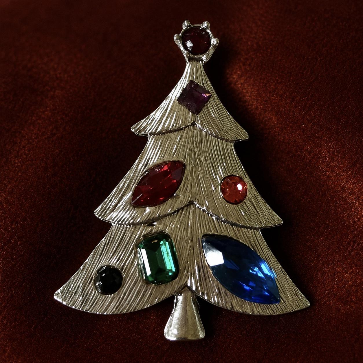Albert WEISS Signed Rhinestone Christmas Tree Brooch Silver Tone