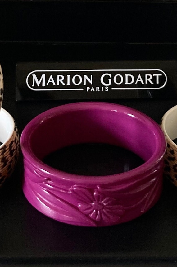 MARION GODART Paris Bracelet Jonc Prune Fleurs Plastique Vintage 60's Reddish Purple Flower Pattern Bangle Bracelet French Design Jewelry