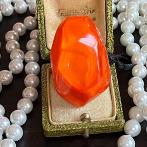 DOMINIQUE DENAIVE Paris Haute Couture Grande anel de coquetel feito à mão em mármore tangerina cor laranja cristal de resina ajustável em metal dourado
