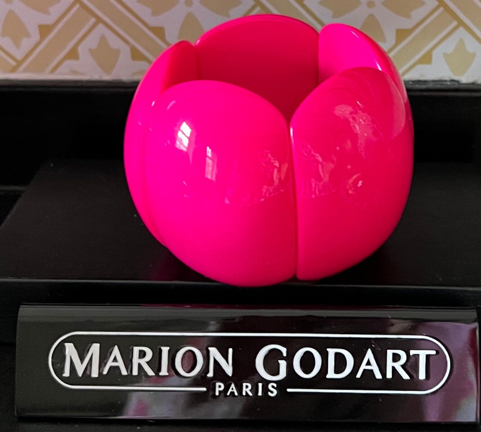 MARION GODART Paris Bransoletka Rosefluo Résine Piękna bujna cukierkowa różowa, neonowo różowa elastyczna bransoletka Francuska designerska biżuteria kostiumowa