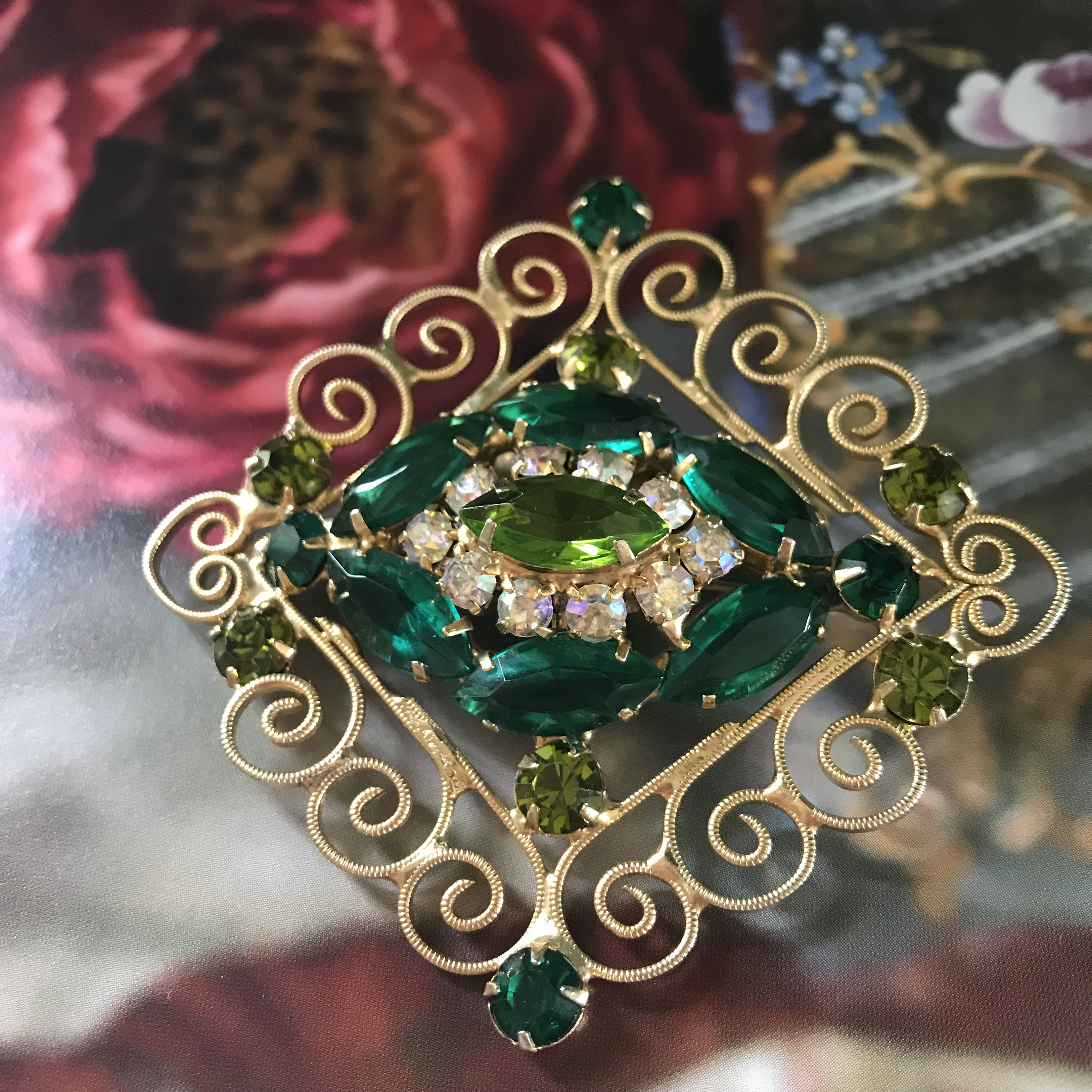 Statement Emerald Green Rhinestone Brooch Gold Metal Heart  Vintage Estate Brushed Gold Tone Emerald Rhinestone Heart Brooch Pin Jewelry main image 0