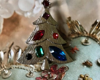 Albert WEISS Signed Rhinestone Christmas Tree Brooch Silver Tone