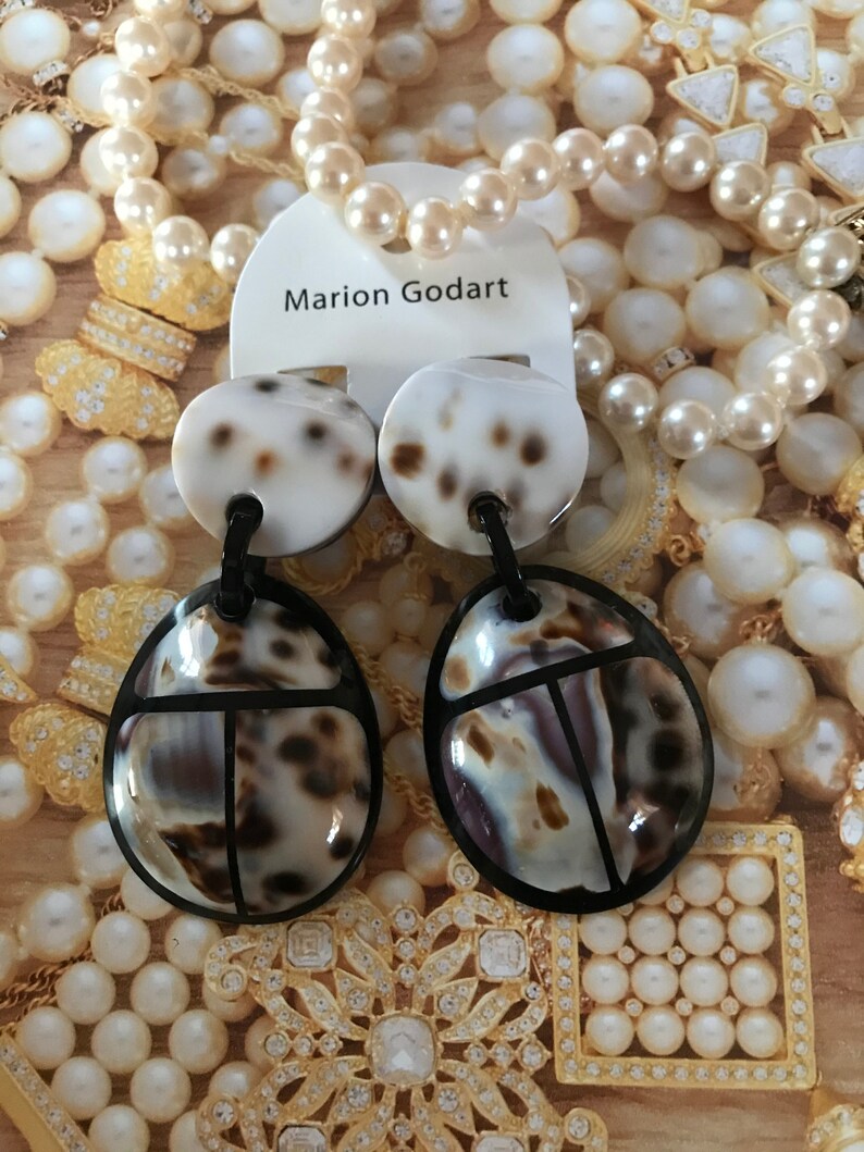 MARION GODART Paris Bracelet \u00c9lastiqu\u00e9 Coquille Cauri Black Resin and Natural Tiger Cowry Scarab Bracelet French Designer Jewelry