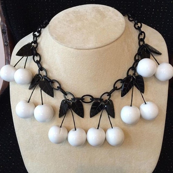 Collier Ancien En Résine Plastique Dure - PAS De Bakélite - Occasion
