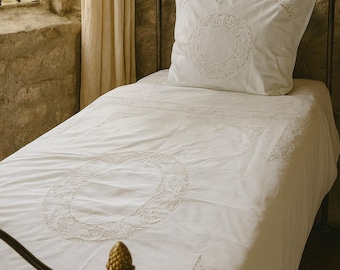 Weiße Baumwoll-Bettwäsche mit Stickerei im Vintage-Stil – romantisch & zeitlos 155 x 200 cm