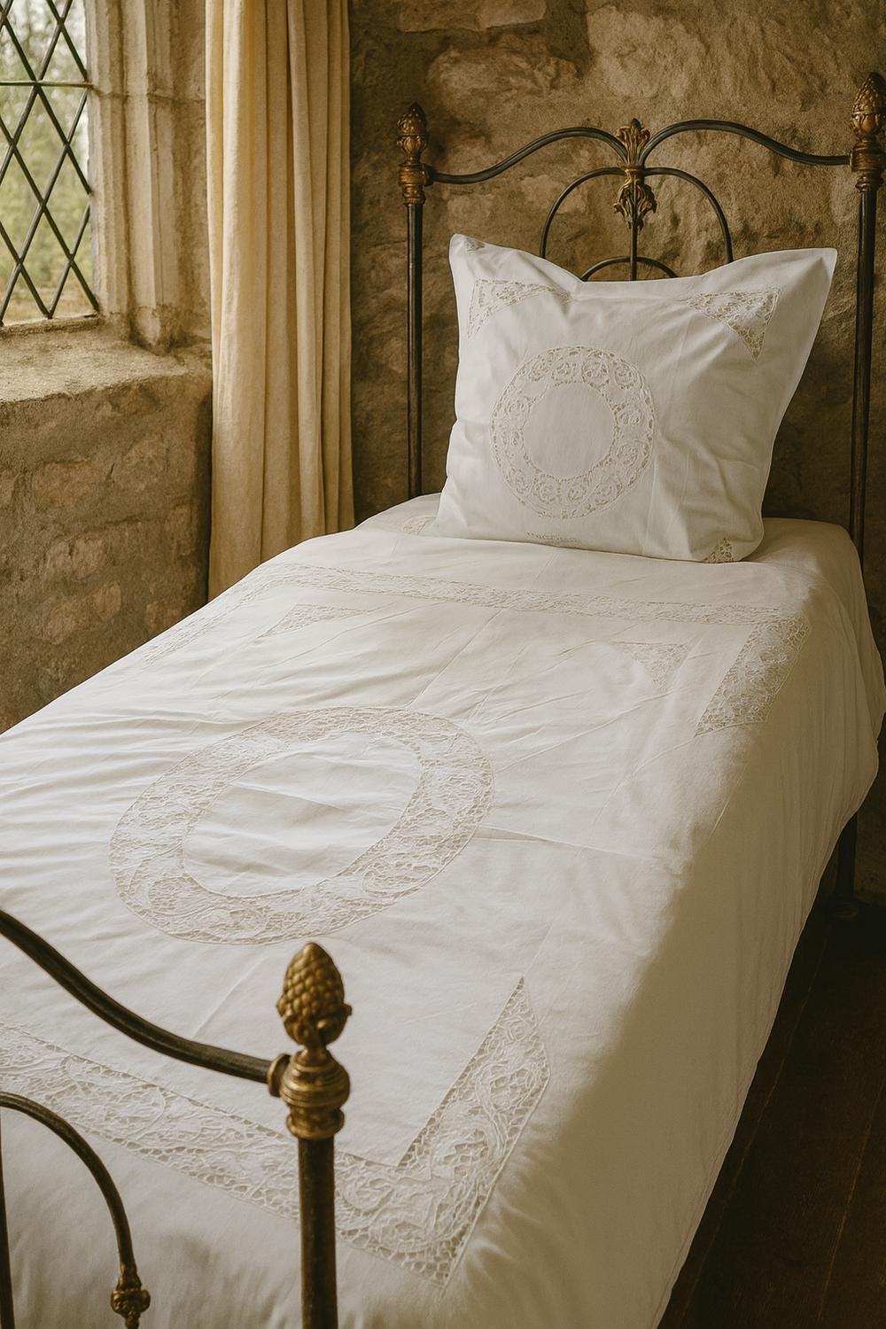 Weiße Baumwoll-Bettwäsche mit Stickerei im Vintage-Stil – romantisch & zeitlos 155 x 200 cm