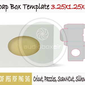 Puede incluir: Una plantilla imprimible para una caja de jabón, con una ventana para ver el jabón en el interior. La plantilla está diseñada para una caja que mide 8,25 cm por 3,17 cm por 10,16 cm. La plantilla está etiquetada como "Soap Box Template 3.25x1.25x4" e incluye el texto "EPS DXF JPEG PDF PNG SVG Cricut, Pazzles, ScanNCut, Silhouette".