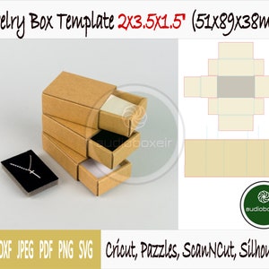 Può includere: Un modello per una scatola di gioielli con un cassetto scorrevole. Il modello è stampato su uno sfondo bianco con linee blu chiaro. Il modello è etichettato "Jewelry Box Template 2x3.5x1.5" (51x89x38mm). Il modello è per l'uso con Cricut, Pazzles, ScanNCut e Silhouette.