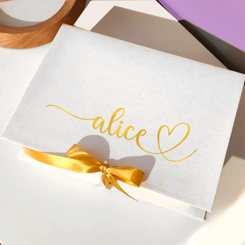 Scatola regalo personalizzata con nome e frase, confezione regalo personalizzata per compleanno amiche, natale e damigelle immagine 1