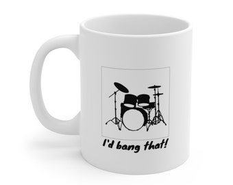 Op de afbeelding: Witte keramische koffiemok met een zwart silhouet van een drumstel en de tekst "I'd bang that!"