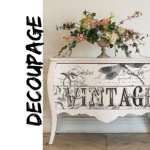 Pode incluir: C&ocirc;moda vintage branca com um design de decoupage decorativo que apresenta uma lib&eacute;lula, elementos florais e a palavra "Vintage".