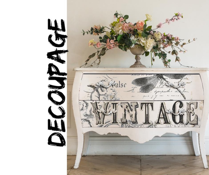 Pode incluir: C&ocirc;moda vintage branca com um design de decoupage decorativo que apresenta uma lib&eacute;lula, elementos florais e a palavra "Vintage".