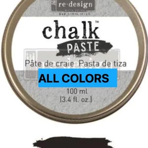 Puede incluir: Un bote redondo de metal de pasta de tiza con el texto "chalk PASTE" en negro. El bote también tiene el texto "ALL COLORS" en un rectángulo azul y contiene 100 ml (3,4 fl. oz.) de producto. A continuación se muestra una muestra de pasta de tiza negra.