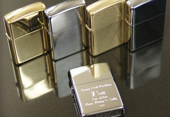 Juego personalizado de 3 encendedores Zippo con grabado gratuito en fuente  parisina