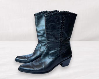 Botas vaqueras Stuart Weitzman de piel negra trenzada con punta de piel de reptil, talla 6.5.