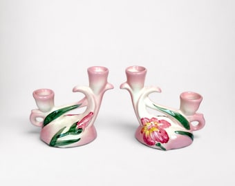 Par de candelabros dobles vintage Camark de la década de 1950 en color rosa y blanco iris.