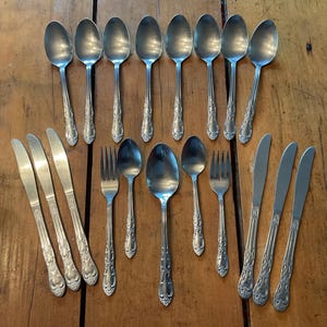 Oneidacraft Deluxe Stainless VENUS Flatware | Choice of Replacement Pieces | Vintage Oneida Floral Scroll Silverware | Discontinued Pattern