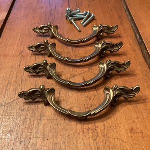 Lot de 4 poignées de tiroir vintage en laiton massif 2,5" centre, poignées de commode provinciales françaises ornées, matériel d'armoire Hollywood Regency 745