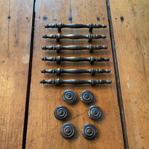 Vintage Antiqued Brass Tone Colonial Spindle Drawer Pulls And Knobs/Complete 12pc Set
