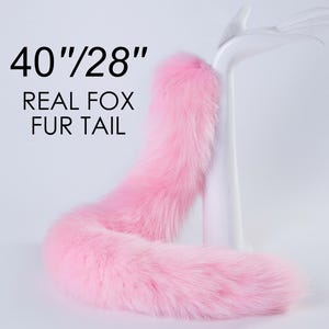 Può includere: Una coda di volpe in vera pelliccia rosa, lunga 40 pollici e larga 28 pollici.