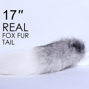 Può includere: Una coda di volpe in pelliccia vera lunga 43 cm. La coda è bianca con una punta grigia.