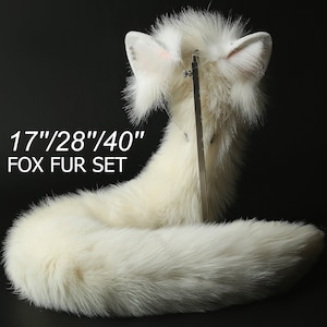 Pode incluir: Conjunto de cauda e orelhas de raposa branca de pele. A cauda tem 40 polegadas de comprimento e as orelhas 17 polegadas de altura. 17"/28"/40" FOX FUR SET