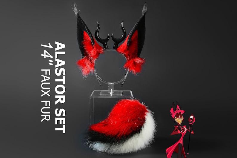 K&ouml;nnte beinhalten: Ein rot-schwarzer Fuchsschwanz und ein Stirnband mit rot-schwarzen Fuchsohren und schwarzen H&ouml;rnern. Das Stirnband befindet sich auf einem durchsichtigen St&auml;nder. Der Text "ALASTOR SET 14" FAUX FUR" befindet sich auf der linken Seite des Bildes. Eine Comicfigur mit rot-schwarzen H&ouml;rnern und einem roten Anzug befindet sich auf der rechten Seite des Bildes.