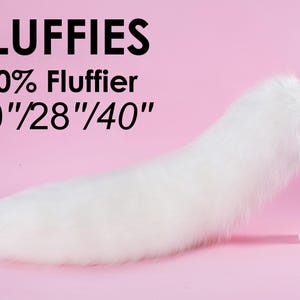 Può includere: Coda di prop in pelliccia bianca e soffice, esposta su uno sfondo rosa. La coda è 60% più soffice ed è disponibile nelle dimensioni 20", 28" e 40".