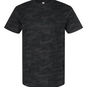 Puede incluir: Una camiseta de manga corta y cuello redondo con estampado de camuflaje negro y gris.