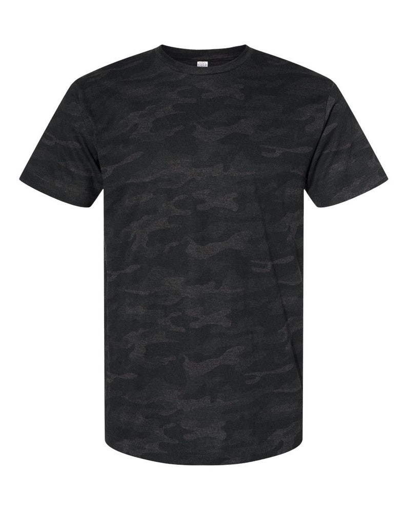 Puede incluir: Una camiseta de manga corta y cuello redondo con estampado de camuflaje negro y gris.