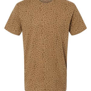 Puede incluir: Una camiseta marr&oacute;n de manga corta con estampado de leopardo.