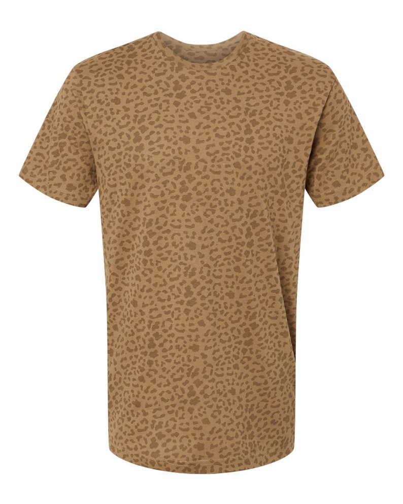 Puede incluir: Una camiseta marr&oacute;n de manga corta con estampado de leopardo.