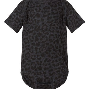 Puede incluir: Un body de bebé de manga corta negro y gris con estampado de leopardo.