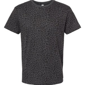 Camiseta unisex negra con estampado de leopardo o camuflaje - Ajuste unisex, la mejor camiseta y muy cómoda. imagen 4