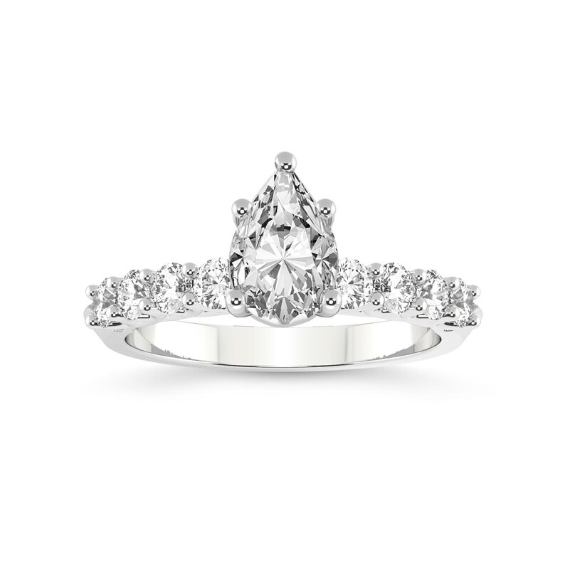 K&ouml;nnte beinhalten: Ein Verlobungsring mit einem birnenf&ouml;rmigen Diamanten in Pav&eacute;-Fassung. Der Ring ist aus Wei&szlig;gold gefertigt und hat einen gro&szlig;en, birnenf&ouml;rmigen Diamanten in der Mitte, der von kleineren Diamanten umgeben ist.
