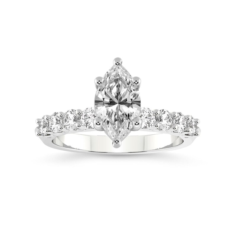 K&ouml;nnte beinhalten: Ein silberner Verlobungsring mit einem Marquise-f&ouml;rmigen Mittelst&uuml;ck und einer Reihe kleiner runder Steine.