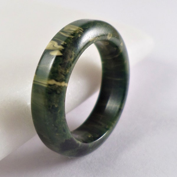 Banda de baquelita verde vintage, anillo de baquelita veteado verde espinaca, tamaño 5 1/2