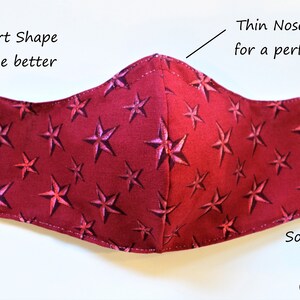 K&ouml;nnte beinhalten: Rote Gesichtsmaske mit einem wei&szlig;en Sternenmuster. Die Maske hat einen d&uuml;nnen Nasendraht f&uuml;r einen perfekten Sitz und weiche, dehnbare Ohrschlaufen, die latexfrei sind.