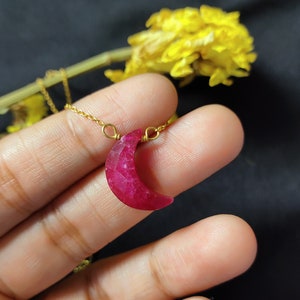 Halsband med rosa rubin och halvmåne, hänge med födelsesten i juli, halsband med himmelsk kristall, present till henne