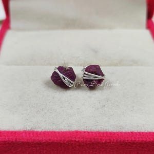 Pendientes de rubí crudo hechos a mano, delicados pendientes de piedras preciosas naturales, joyería minimalista de plata de ley 925.