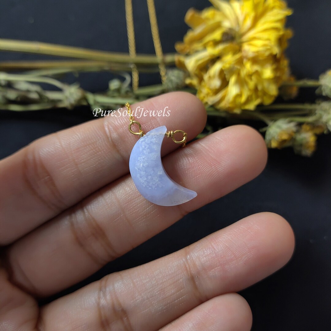 Pendentif Croissant De Lune En Agate Bleue Transparente - 4.2 Cm, Lot 1960, Neuf Parfait état